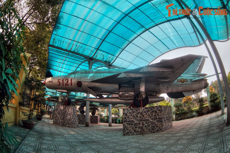 Được Liên Xô viện trợ cho Việt Nam thời kháng chiến chống Mỹ, chiếc tiêm kích phản lực này từng thuộc biên chế Trung đoàn 921, Sư đoàn 371, là Trung đoàn tiêm kích đầu tiên của Không quân Nhân dân Việt Nam.