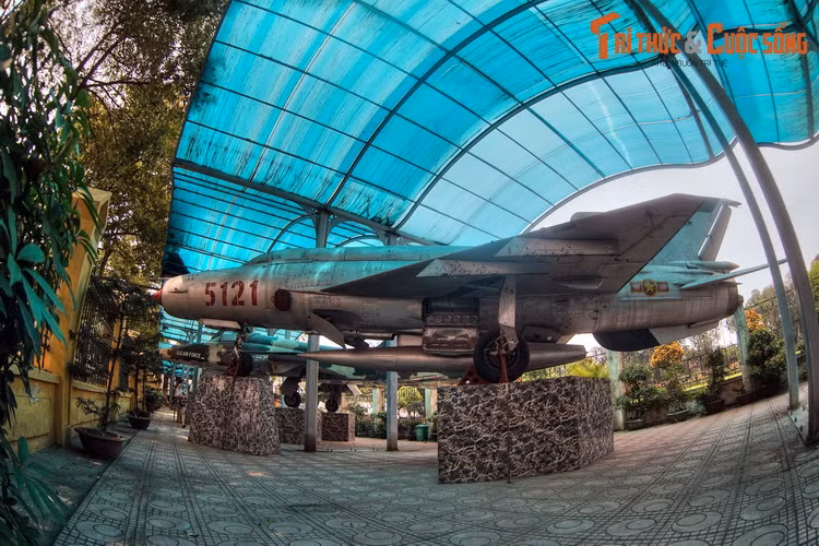 Được Liên Xô viện trợ cho Việt Nam thời kháng chiến chống Mỹ, chiếc tiêm kích phản lực này từng thuộc biên chế Trung đoàn 921, Sư đoàn 371, là Trung đoàn tiêm kích đầu tiên của Không quân Nhân dân Việt Nam.