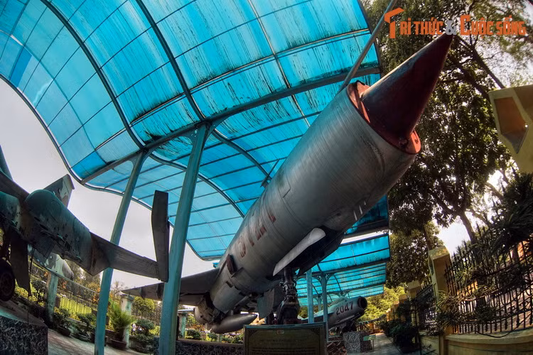 Cho đến nay MiG-21 số hiệu 5121 là chiếc máy bay tiêm kích duy nhất trên thế giới bắn hạ được B-52 trên bầu trời bằng tên lửa không đối không. Trong phần lớn các trường hợp khác, B-52 bị bắn hạ bằng tên lửa đất đối không.