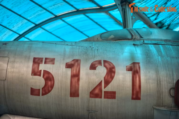 Trong chiến dịch Điện Biên Phủ trên không, vào đêm 27/12/1972, chiếc MiG-21 số hiệu 5121 do anh hùng Phạm Tuân lái, xuất kích từ sân bay Yên Bái đến vùng trời Sơn La thì phát hiện máy bay B-52.