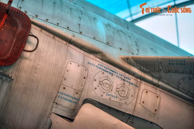 Tại đây, “cánh én bạc” 5121 tham gia huấn luyện, đào tạo hàng chục phi công với gần 300 giờ bay, đào tạo nhân viên kỹ thuật, phục vụ tham quan ngoại khóa cho học viên.