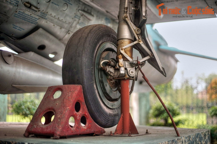 Sau đó, phi công Phạm Tuân điều khiển chiếc MiG quay về sân bay Yên Bái an toàn. Ngay trong đêm 27/12, Bộ trưởng Bộ Quốc phòng - Đại tướng Võ Nguyên Giáp đã điện khen ngợi bộ đội không quân lập công xuất sắc.