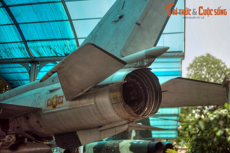 Sau thời gian dài tham chiến, MiG-21 5121 được chuyển làm nhiệm vụ huấn luyện, tuần tiễu, diễn tập. Đến năm 1985, chiếc chiến đấu cơ này được điều về Trung đoàn không quân 920, thuộc trường Sĩ quan chỉ huy kỹ thuật không quân (nay là Trung đoàn 490 – Trường Sĩ quan không quân).