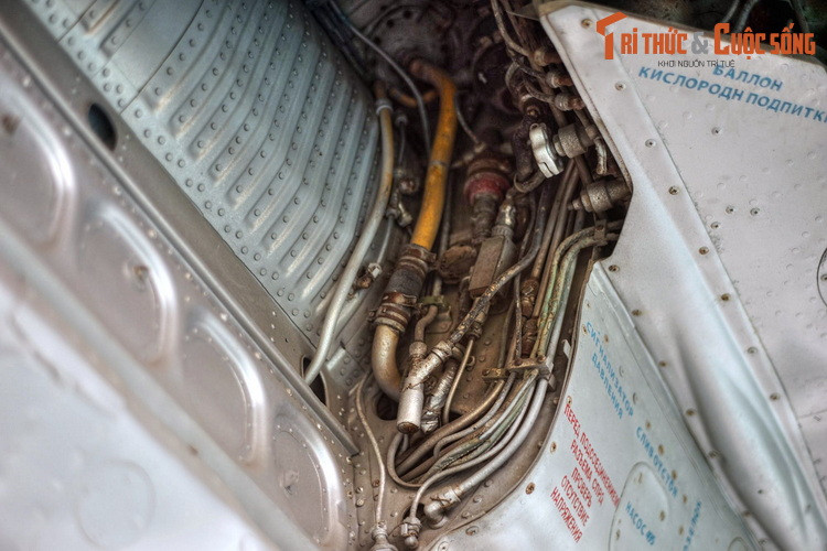 Khi đưa về Hà Nội, máy bay có chiều dài 15,5 mét, sải cánh hơn 7 mét, được tháo rời và vận chuyển bằng xe chuyên dụng. Để chuyển vào bên trong bảo tàng, chiếc MIG đi qua cổng sau của Hoàng thành Thăng Long rồi được cẩu qua bờ rào và nằm ở vị trí trưng bày như hiện nay.