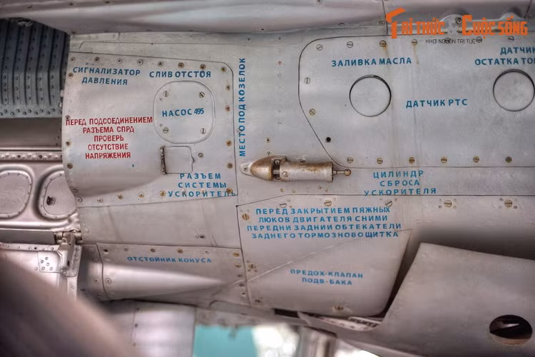 Tháng 10/2007, khi đang làm nhiệm vụ huấn luyện trong Nha Trang, chiếc MiG-21 từng bắn hạ “pháo đài bay” B-52 được Trường Sỹ quan không quân xử lý an toàn, vận chuyển từ Khánh Hòa về lắp ráp và trưng bày tại Bảo tàng Lịch sử Quân sự Việt Nam.