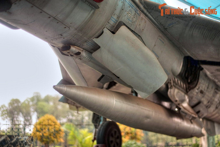 Do địch chưa biết có MiG-21 bám đuôi, anh hùng Phạm Tuân nhanh chóng vượt qua hàng rào máy bay tiêm kích yểm hộ cho B-52, điều chỉnh đường ngắm và bắn liền hai quả tên lửa hạ siêu pháo đài bay. “Kỳ quan kỹ thuật” của quân đội Mỹ bốc cháy ngùn ngụt rồi lao xuống đất.