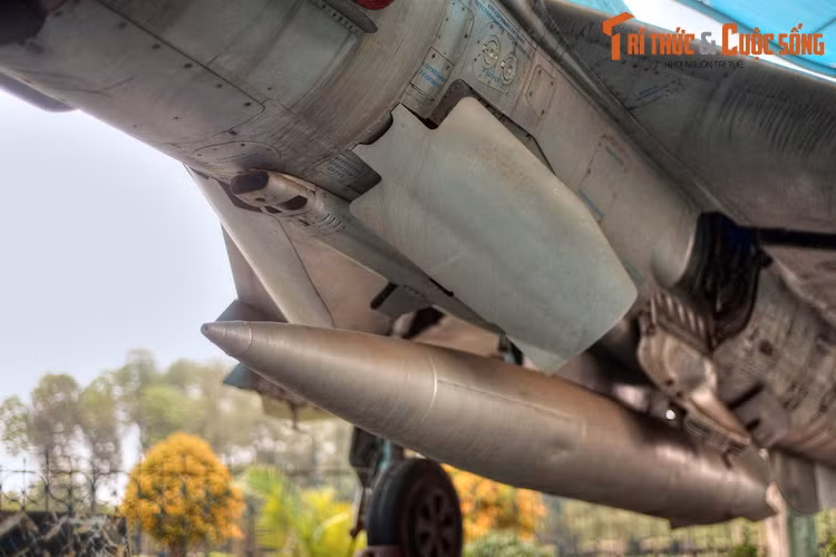 Do địch chưa biết có MiG-21 bám đuôi, anh hùng Phạm Tuân nhanh chóng vượt qua hàng rào máy bay tiêm kích yểm hộ cho B-52, điều chỉnh đường ngắm và bắn liền hai quả tên lửa hạ siêu pháo đài bay. “Kỳ quan kỹ thuật” của quân đội Mỹ bốc cháy ngùn ngụt rồi lao xuống đất.