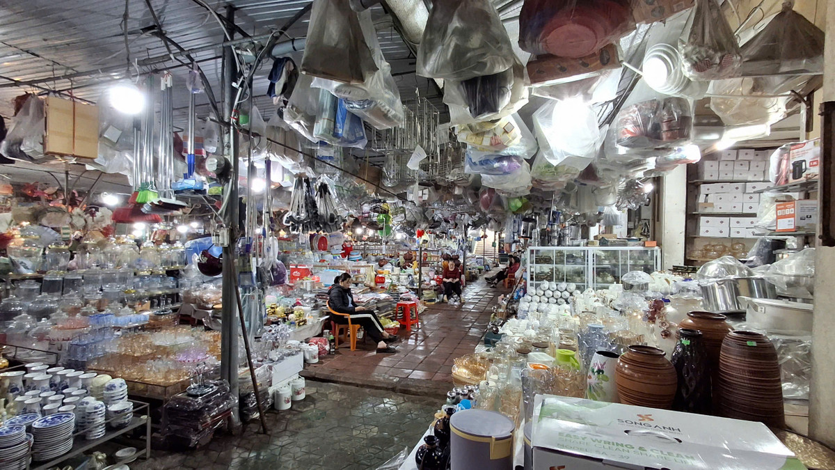 Các gian hàng gần như không có khách hoặc thi thoảng lác đác một vài khách vào hỏi mua. Hàng hóa chất đống, buôn bán ế ẩm, các tiểu thương ngồi tụm ba, tụm năm nói chuyện, người ngồi lướt điện thoại, xem phim, đọc báo…