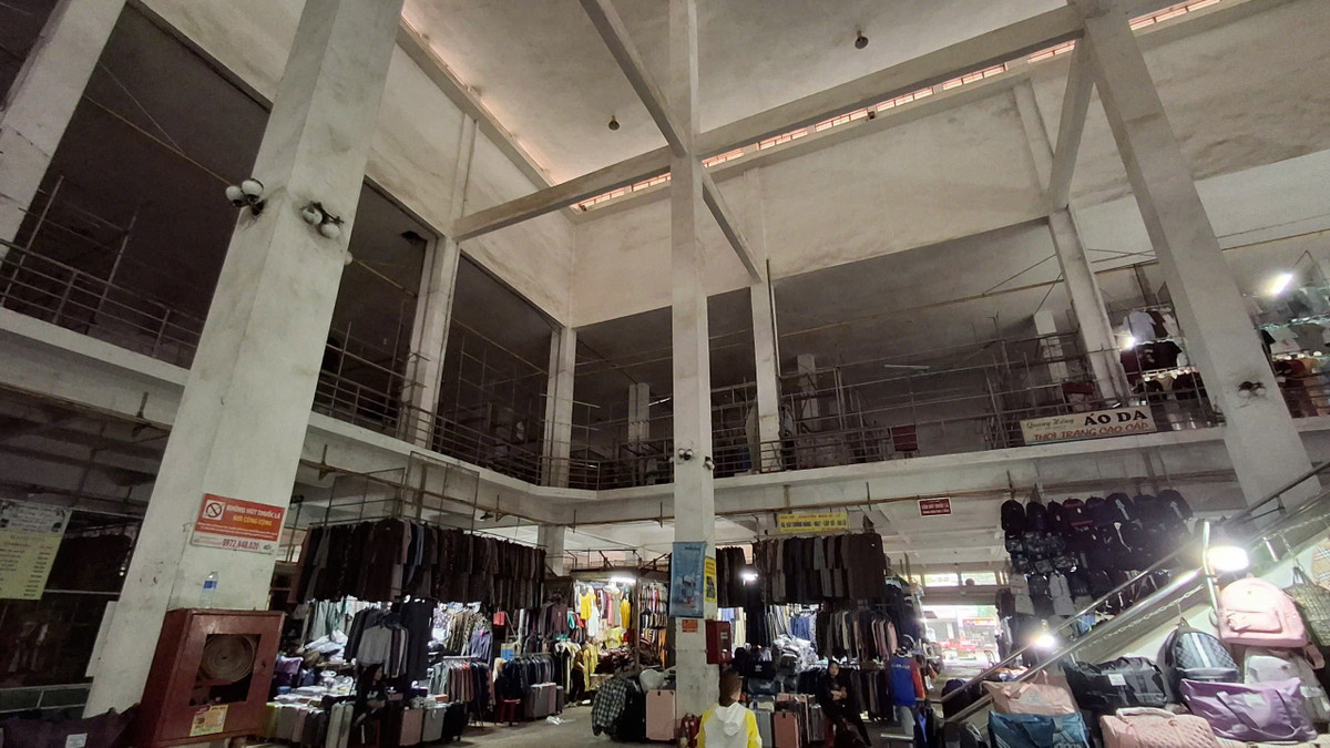 Trao đổi với phóng viên, một lãnh đạo Ban quản lý chợ Hà Tĩnh cho biết: “Đối với những kiốt bỏ trống, ban quản lý vẫn tiến hành kiểm tra định kỳ theo quy định nhằm đảm bảo công tác phòng cháy, chữa cháy vì nhiều kiot dù đóng cửa những hàng hóa còn để lại bên trong…”.