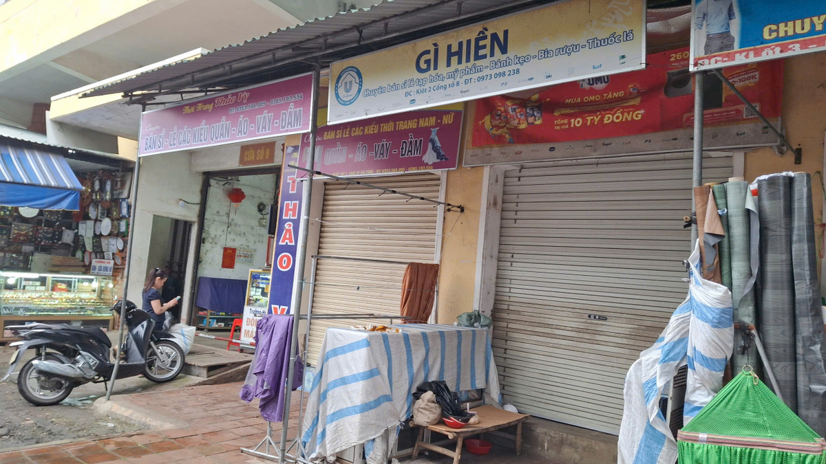 Chị Nguyễn Thị H., ngậm ngùi chia sẻ: "Tiểu thương chúng tôi ngày nào cũng đến đây bày bán hàng và…nhìn nhau. Lướt điện thoại chán thì ngồi đánh bài để giết thời gian. Chưa bao giờ hàng hóa ế ẩm như bây giờ. Bỏ bán hàng thì cũng không được, nhưng tiếp tục thì nản quá".