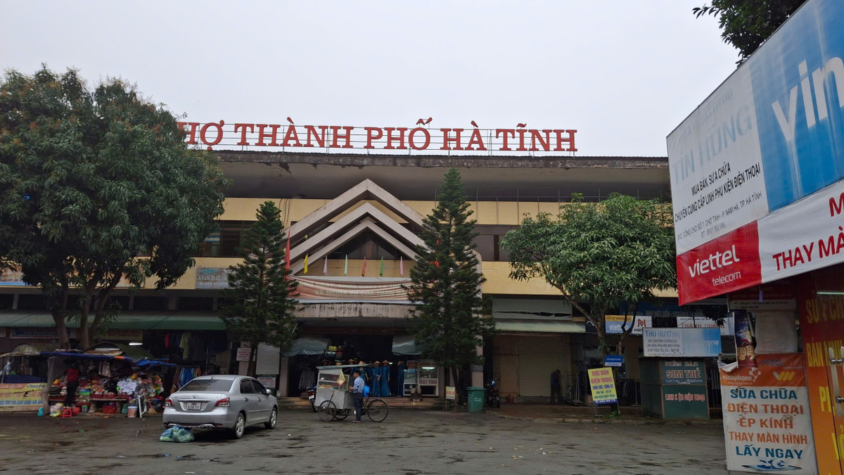 Chợ thành phố Hà Tĩnh (còn gọi là chợ tỉnh Hà Tĩnh) có hơn 1.700 kiốt kinh doanh với đa dạng các mặt hàng. Trong đó nhiều nhất là hàng quần áo, tuy nhiên hiện có gần 200 kiot bị bỏ trống.