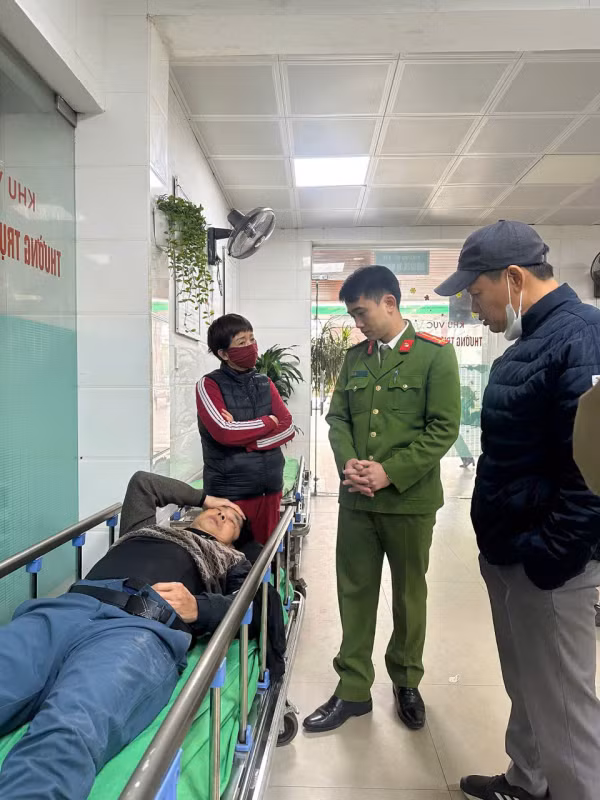 Hai chien si Cong an kip thoi cuu song nguoi dan ong dot quy