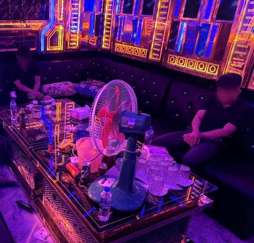 Đột kích quán karaoke, phát hiện 33 người dương tính với ma túy Dot kich quan karaoke, phat hien 33 nguoi duong tinh voi ma tuy