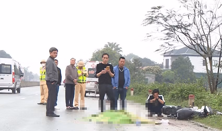 Xe may tong vao duoi xe tai, nguoi dan ong tu vong tai cho