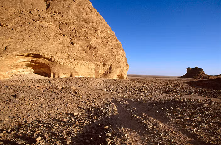 Năm 2002, một nhóm các nhà thám hiểm nghiệp dư vô tình phát hiện ra hang động Wadi Sura II trong phần lãnh thổ Ai Cập ở sa mạc Libya khi tìm kiếm chỗ nghỉ ngơi, tránh nắng. Khi đó, họ cũng vô tình phát hiện ra những bí ẩn trong hang động mà đến nay vẫn chưa thể giải thích được.