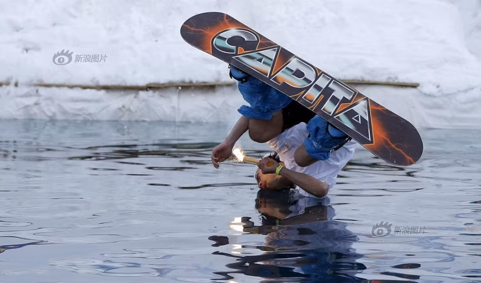 Có thí sinh mang theo cả pháo sáng để hoàn thiện phần thi trượt tuyết bá đạo của mình. (Theo Sina)