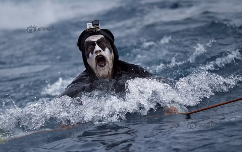 Kết thúc bài trượt tuyết, người chơi sẽ phải nhảy xuống một hồ nước lạnh cóng trong tư thế kỳ quặc nhất mà mình có thể nghĩ ra. (Theo Sina)