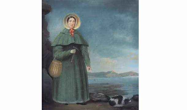 Sinh năm 1799, Mary Anning là một thợ săn hóa thạch đỉnh cao, tuy nhiên vì là phụ nữ lại xuất thân từ một gia đình dị giáo nghèo nên những phát hiện có tính cách mạng của cô không được cộng đồng khoa học thời bấy giờ công nhận. (Theo L25)