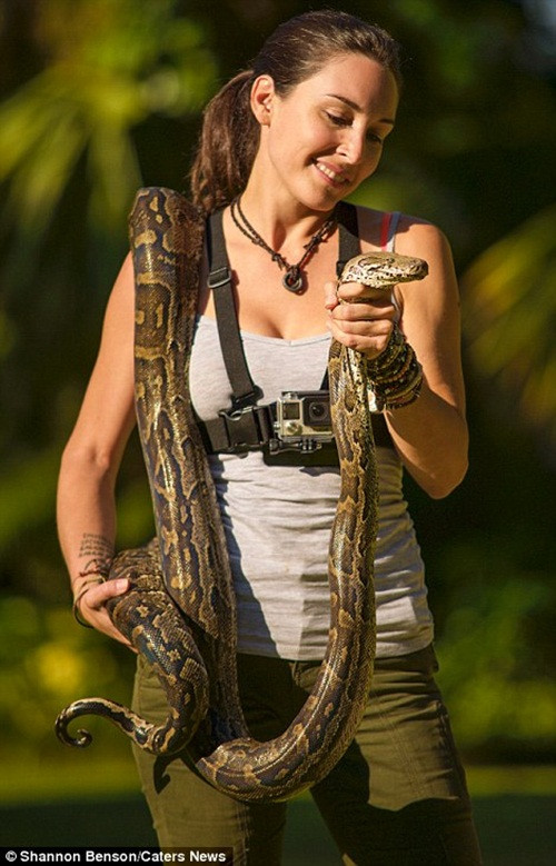 Ngược lại nếu bạn tỏ ra bình tĩnh, vui vẻ, thân thiện, những động vật này sẽ thoải mái hơn khi bạn tiếp xúc, mặc dù vẫn có những con vật nghịch ngợm, nhảy cả lên máy ảnh của Shannon để thăm dò.