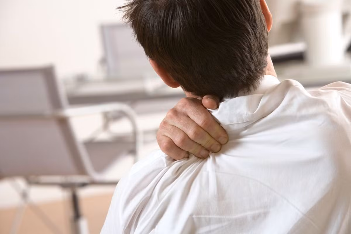 Sống trong không gian lâu, quen với hiện tượng không trọng lực, ít lực hấp dẫn, phi hành gia Scott Kelly bị đau nhức khắp cơ thể khi quay trở lại Trái đất, tiếp nhận lực hấp dẫn lớn. (Theo Emgn)