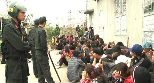 Cảnh sát phân loại đối tượng có mặt tại sới bạc “khủng”.