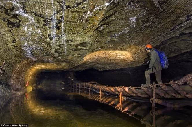 Nhờ có lần thám hiểm của nhiếp ảnh gia Mikhail, cuối cùng mọi người cũng có thể chiêm ngưỡng vẻ đẹp độc đáo của mỏ muối bị bỏ hoang bấy lâu.