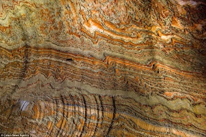 Tuy nhìn giống như kiệt tác nghệ thuật của con người nhưng kỳ thực đó là kết quả của quá trình khai thác những lớp muối cacnalit để phục vụ ngành công nghiệp sản xuất phân bón.