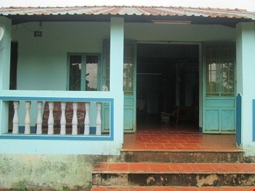 Cụ Bò tuy tuổi cao vẫn sống một mình trong căn nhà nhỏ giữa vườn cây xanh.