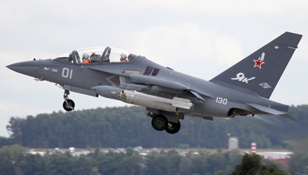 Buồng lái máy bay được che hoàn toàn bằng kính thủy tinh có khả năng chống đạn và được trang bị hệ thống tạo khí oxy trên khoang lái.