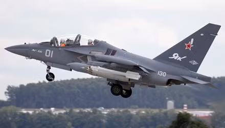 Buồng lái máy bay được che hoàn toàn bằng kính thủy tinh có khả năng chống đạn và được trang bị hệ thống tạo khí oxy trên khoang lái.