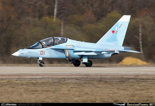 Nó được thiết kế có cánh hình mũi tên và được bố trí giữa thân như các loại chiến đấu cơ thế hệ 4+ và 5 nhằm tận dụng lực nâng của cánh. Cánh đuôi được bố trí thấp hơn cánh chính làm cho mọi chuyển động của máy bay cường kích linh hoạt hơn và giúp phi công lựa chọn góc tấn công lớn.