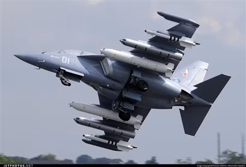 Yak-130 còn có khả năng tiếp nhiên liệu trên không để tăng tầm bay.