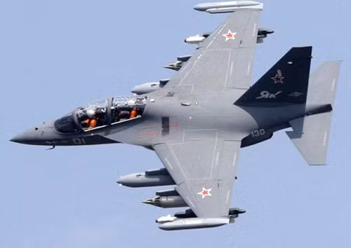 Máy bay được thiết kế buồng lái hai chỗ ngồi và hai động cơ turbin phản lực, có tuổi thọ 10.000 giờ bay và có thể tăng hạn lên 15.000 giờ bay, tương ứng 20.000 lần cất hạ cánh với niên hạn sử dụng là 30 năm.