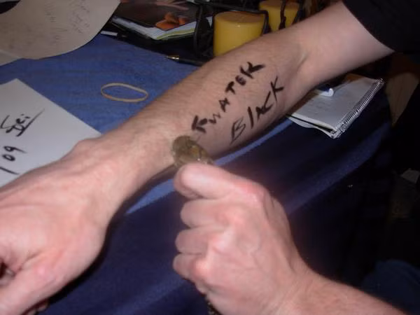 Nọc của những con rắn này có thể khiến con người chết trong vòng vài phút nếu như không được cứu chữa kịp thời và tiêm huyết thanh. Tuy nhiên Tim không hề sợ hãi, anh quả quyết "Tôi sẽ chỉ dừng việc này lại khi một loại vắc xin phòng chống rắn độc được tìm ra hoặc tôi bị cắn chết".