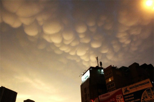 Những đám mây có hình thù kỳ lạ xuất hiện trên bầu trời Hà Nội khiến nhiều người vô cùng thích thú và nhanh tay ghi lại được, chia sẻ trên mạng xã hội. (Theo Ione.net)