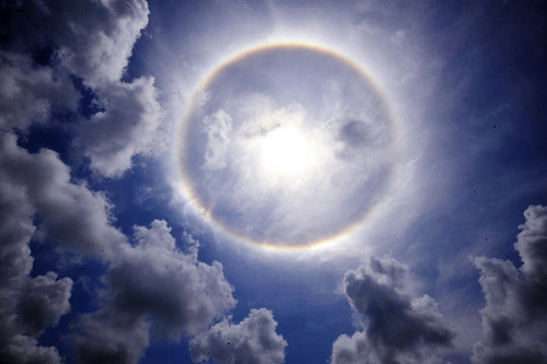 Thông thường quầng mặt trời có 7 màu rực rỡ do ánh sáng bị tán sắc, còn quầng mặt trăng chỉ có màu trắng do ánh sáng yếu. Đặc biệt, quầng mặt trời không chỉ xảy ra ở Vũng Tàu mà còn được bắt gặp ở một số nơi khác trên lãnh thổ Việt Nam như Hà Giang, Hải Dương, Lào Cai, Đà Lạt. Trong ảnh là quầng mặt trời chụp được ở Hải Dương. (Theo Vietbao)