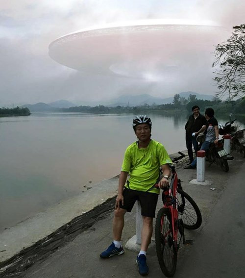 Theo anh Trung, khi anh đạp xe đạp xe từ cầu Bến Ngự lên đến chùa Thiên Mụ (Đồi Hà Khê, đường Nguyễn Phúc Nguyên, phường Hương Long, thành phố Huế) thì chụp được hình ảnh trên. Thấy cảnh đẹp, anh đã nhờ bạn chụp vài tấm ảnh, không ngờ đến khi xem lại, anh phát hiện ra đám mây có hình đĩa bay khổng lồ trong những bức ảnh của mình. Nguồn: VTC News