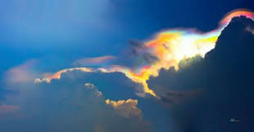 Theo lý giải của một nhà thiên văn nghiệp dư tại Hà Nội, đám mây được gọi là mây phượng hoàng này còn được biết đến với cái tên mây ngũ sắc. Trước đây người ta quan niệm mây ngũ sắc xuất hiện là điềm báo quốc thái dân an, người nhìn thấy mây ngũ sắc cũng gặp nhiều may mắn. (Nguồn ảnh: An198 Xóm nhiếp ảnh).