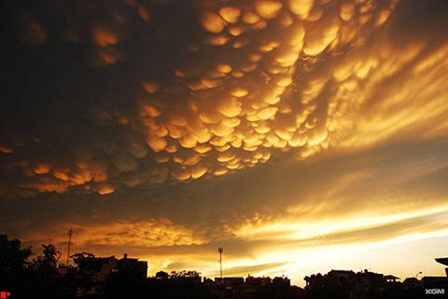 Cách đây hơn hai năm, vào ngày 27/5/2014, dư luận cũng từng xôn xao khi bầu trời Hà Nội xuất hiện những đám mây vảy rồng dày đặc. (Ảnh Bookhunterclub)