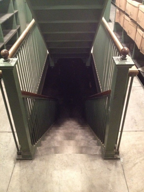 Không mấy người dám bước xuống bậc thang này, trông nó giống như những nấc thang dẫn tới địa ngục. (Theo Emgn)