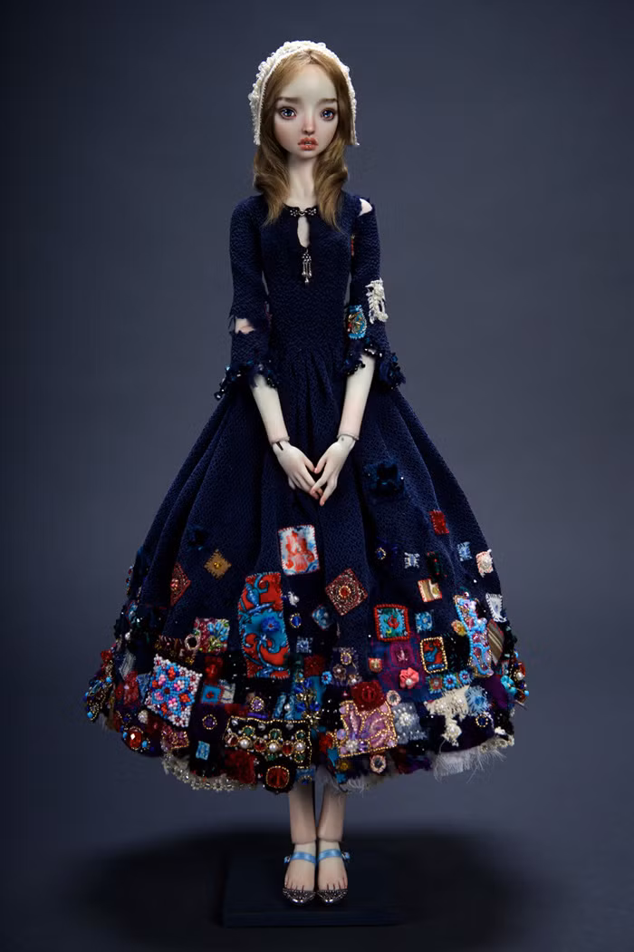 Bên cạnh đó, chất liệu làm nên những con búp bê này cũng là những vật liệu chất lượng cao, chẳng hạn như sứ thượng hạng, vàng, bạc và thậm chí cả các tinh thể Swarovski. (Theo Boredpanda)