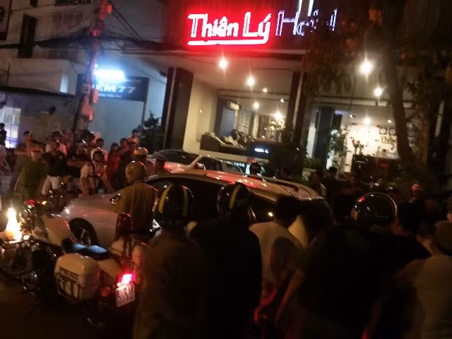 Sự việc thu hút nhiều người hiếu kỳ, gây mất trật tự trên đoạn đường Trần Phú. Ảnh: Minh Anh