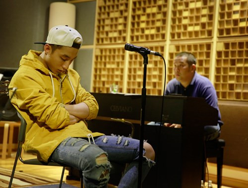 Trước ngày ra mắt ca khúc "Âm thầm bên em", Sơn Tùng và ekip đang ráo riết chuẩn bị để có được kết quả tốt đẹp nhất. Do đó, Sơn Tùng đã ngủ gật trong phòng tập khi chuẩn bị cho hit mới.