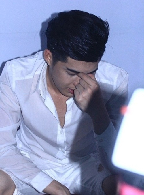 Cái đầu đau như búa bổ.