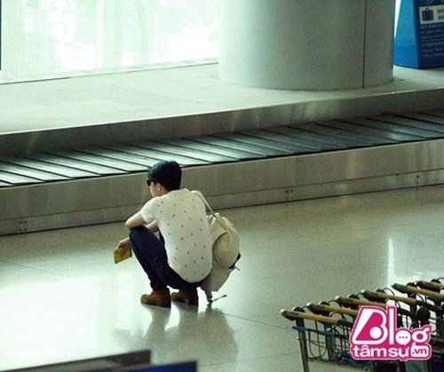 Ngồi sụp xuống ở sân bay sau chuyến bay dài mệt mỏi.