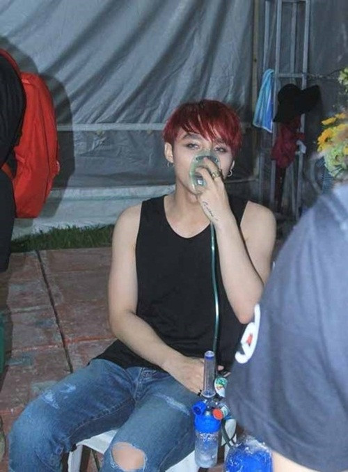 "Hiện tượng Vpop" phải thở bình oxy sau khi liveshow kết thúc.