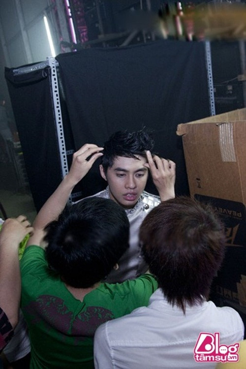 Gương mặt thất thờ, bơ phờ vì kiệt sức.