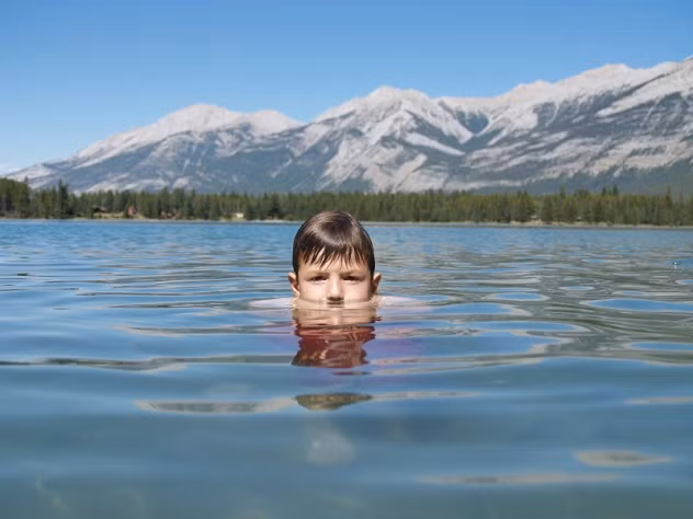 8. Quái vật Shellycoat, đây được coi là con quái vật có vẻ ngoài dễ nhìn nhất bởi chúng hóa thân thành hình dạng giống hệt con người. Tuy nhiên, đáng sợ cũng chính là bởi hình dạng lừa gạt này, chúng có thể dễ dàng giả vờ như đang đuối nước và kéo những người cả tin xuống nước, dìm chết hoặc trêu chọc, dọa cho người đó sợ mất mật và cười vào mặt họ trước khi bỏ đi. Xét một cách công bằng, Shellycoat không phải là một con quái vật bạo lực.