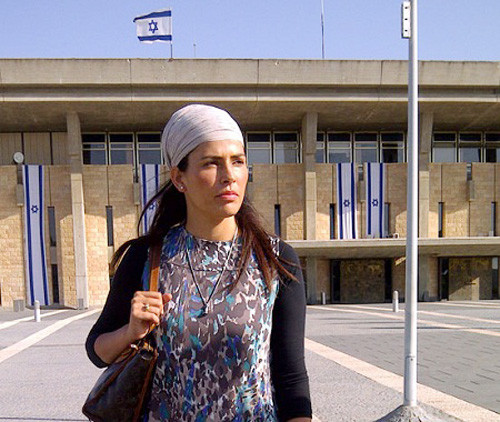 Abargil bắt đầu đi khắp thế giới để gặp những nạn nhân, lắng nghe họ chia sẻ và khuyến khích họ vượt qua nỗi sợ hãi.