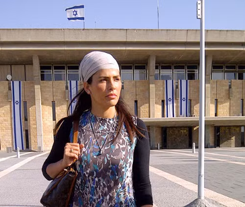 Abargil bắt đầu đi khắp thế giới để gặp những nạn nhân, lắng nghe họ chia sẻ và khuyến khích họ vượt qua nỗi sợ hãi.